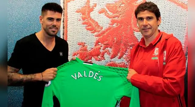 Víctor Valdés en su presentación en el Middlesbrough junto al DT Aitor Karanka. Víctor Valdés en su presentación en el Middlesbrough junto al DT Aitor Karanka.