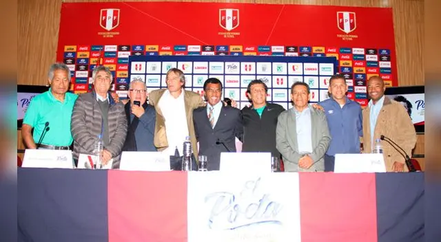 César Cueto durante el anuncio de "El Poeta" junto a Uribe, Leguía, Carranza, entre otros.
