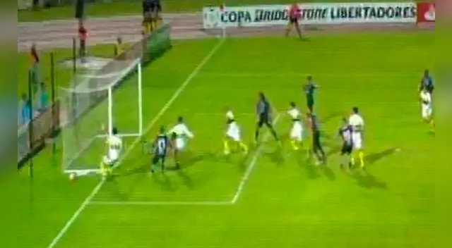 Azcona evita el gol de Bentancur. Azcona evita el gol de Bentancur.