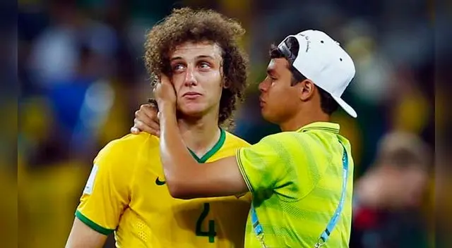 David Luiz terminó entre lágrimas, aquí consolado por Thiago Silva. 