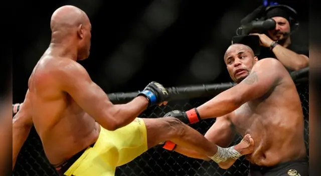 Daniel Cormier y su victoria agónica sobre Anderson Silva en octágono desde Las Vegas Daniel Cormier y su victoria agónica sobre Anderson Silva en octágono desde Las Vegas