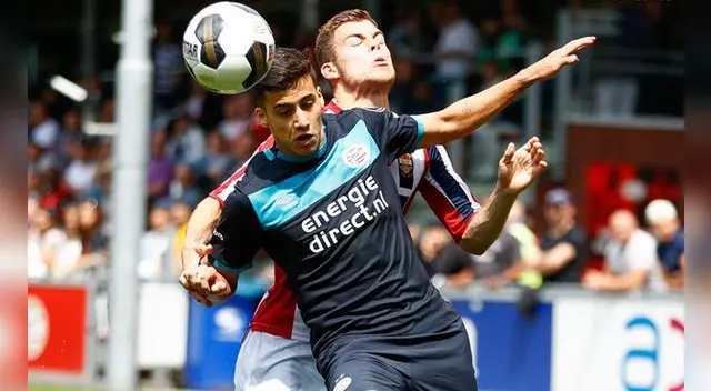Beto da Silva disputa el balón con un rival en el Jong PSV-Willem II.