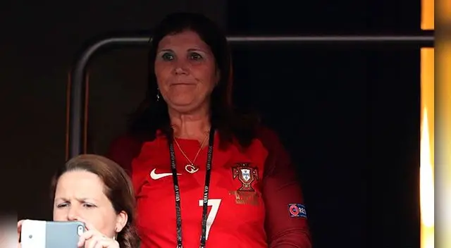 La madre de Cristiano Ronaldo durante un partido de Eurocopa 2016. La madre de Cristiano Ronaldo durante un partido de Eurocopa 2016.