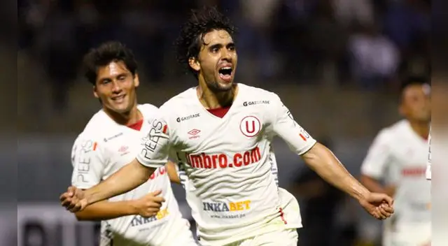 Juan Diego Gutiérrez celebra su gol a César Vallejo. Juan Diego Gutiérrez celebra su gol a César Vallejo.