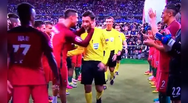 Cristiano Ronaldo festeja con el holandés Mark Clattenburg el título la Eurocopa.