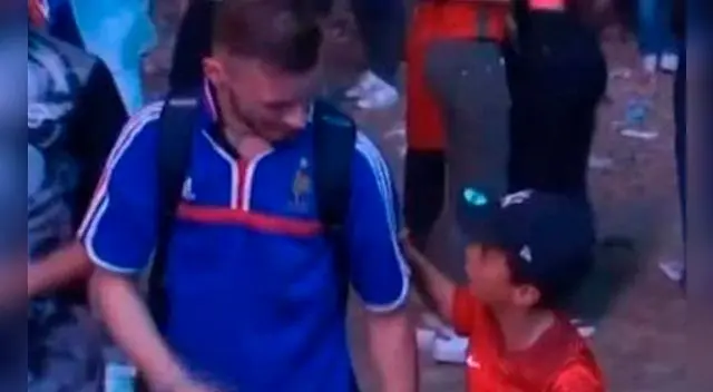 Niño portugués consuela a hincha francés tras final de la Eurocopa 2016.
