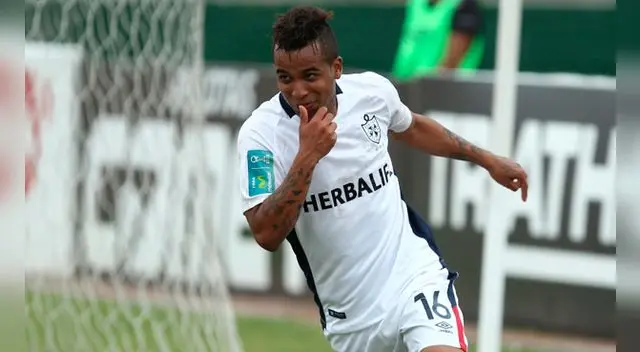Junior Ponce celebra un gol a Cienciano en 2015.