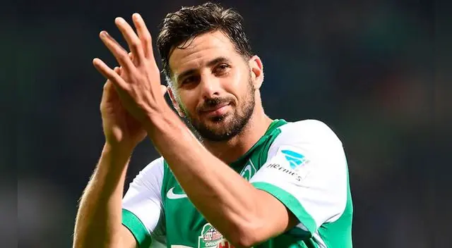 Claudio Pizarro celebra un gol con el Werder Bremen.