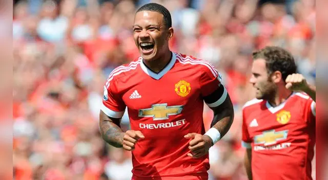 Memphis Depay celebra un gol con el Manchester United en Premier League.