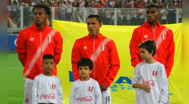 André Carrillo, Yoshimar Yotún y Carlos Ascues durante el Perú-Chile por Eliminatorias.