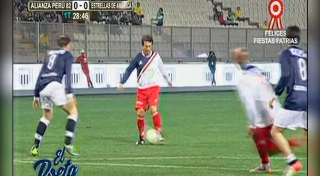 César Cueto saca el pasesón para Waldir Sáenz.