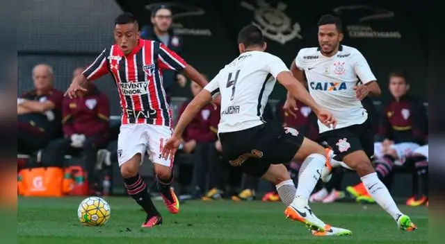 Christian Cueva conduce el balón ante dos rivales de Corinthians. Christian Cueva conduce el balón ante dos rivales de Corinthians.