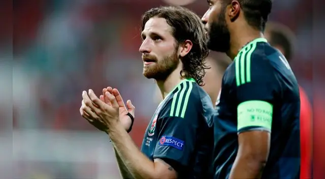 Joe Allen aplaude a la hinchada de Gales en la Eurocopa 2016. Joe Allen aplaude a la hinchada de Gales en la Eurocopa 2016.