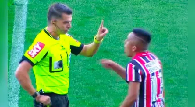 Christian Cueva, amonestado por el árbitro del Corinthians-Sao Paulo.