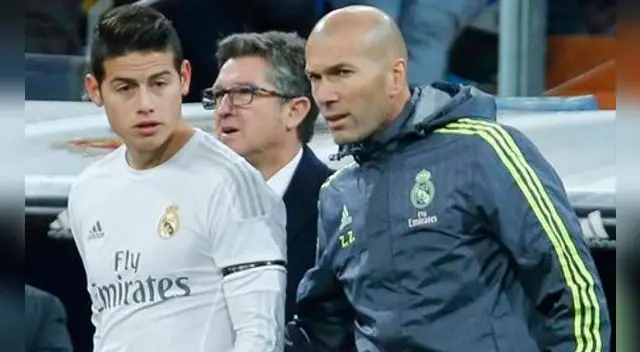 Zinedine Zidane conversa con James Rodríguez antes de su entrada a un partido del Real Madrid. Zinedine Zidane conversa con James Rodríguez antes de su entrada a un partido del Real Madrid.