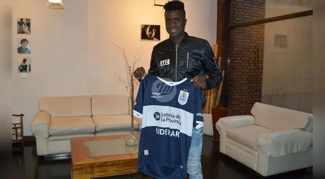 Chrsitian Ramos posó con la camiseta de Gimnasia y Esgrima de la Plata. Chrsitian Ramos posó con la camiseta de Gimnasia y Esgrima de la Plata.