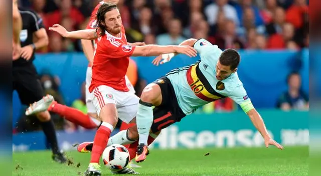 Eden Hazard sufre la marca de Joe Allen en el Bélgica-Gales por la Eurocopa 2016.