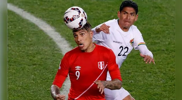 Paolo Guerrero controla un balón ante un boliviano en la Copa América 2015.
