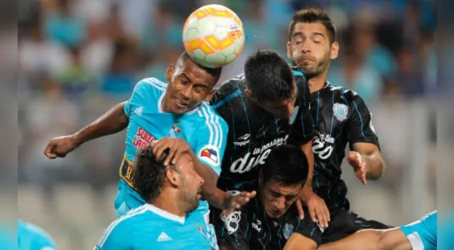 Josué Estrada despeja un balón en un Cristal-Racing por Copa Libertadores 2015.