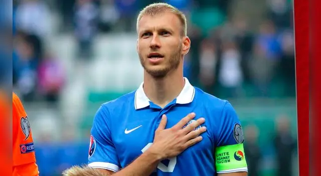 Ragnar Klavan entona el himno de su país durante un partido de las Eliminatorias a la Eurocopa. Ragnar Klavan entona el himno de su país durante un partido de las Eliminatorias a la Eurocopa.