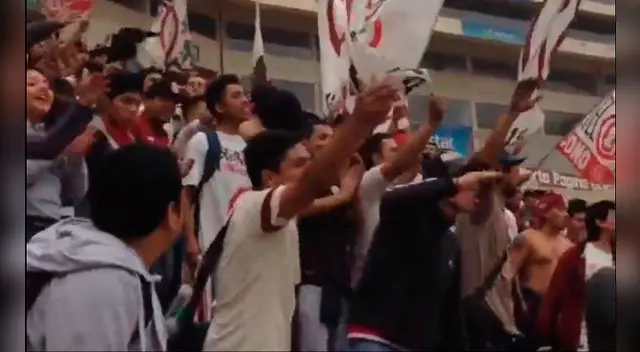 Hinchas de Universitario alientan a su equipo en el Monumental.