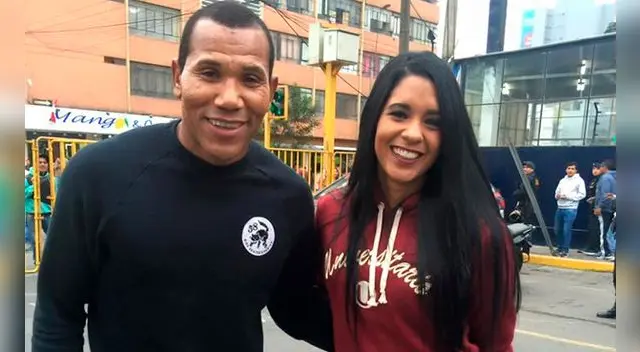Rocío Miranda posa junto a John Galliquio a las afueras del Estadio Nacional. Rocío Miranda posa junto a John Galliquio a las afueras del Estadio Nacional.