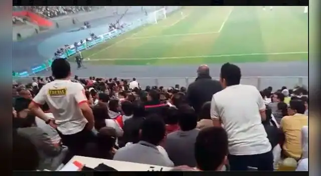 Hinchas de la 'U' pidiendo que retiren al hincha de Alianza Hinchas de la 'U' pidiendo que retiren al hincha de Alianza