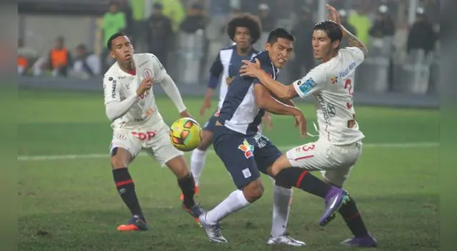 Andy Pando disputa un balón con Horacio Benincasa. Andy Pando disputa un balón con Horacio Benincasa.