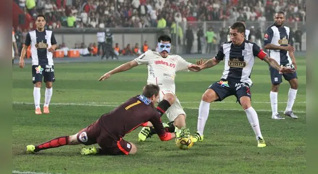 Hernán Rengifo pelea un balón con George Forsyth.