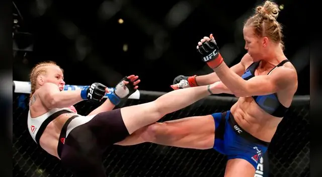Valentina Shevchenko asesta un patadón a Holly Holm.