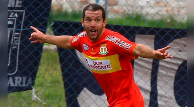 Antonio Meza Cuadra celebra un gol a Alianza Lima.