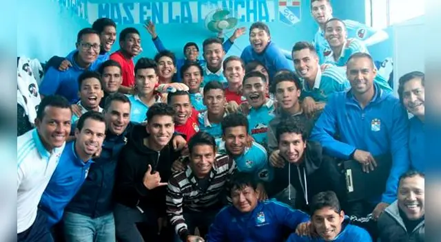 Sporting Cristal celebra el título en los camerinos. Sporting Cristal celebra el título en los camerinos.