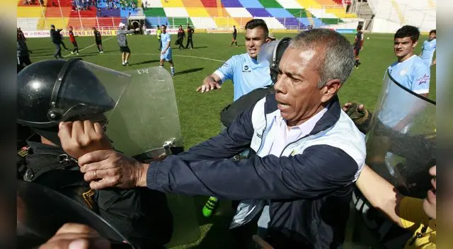 Real Garcilaso vs. Melgar: Wilmar Valencia perdió los papeles y empujó a un policía. Real Garcilaso vs. Melgar: Wilmar Valencia perdió los papeles y empujó a un policía.