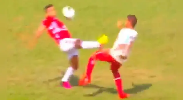 Ángel Ojeda le deja la pierna a Roberto Siucho. Ángel Ojeda le deja la pierna a Roberto Siucho.