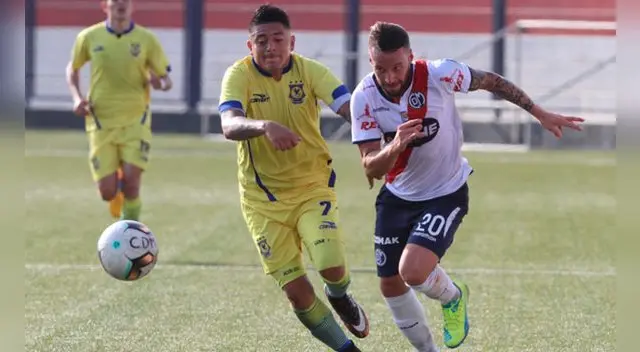 Pablo Lavandeira y Crifford Seminario disputan un balón.