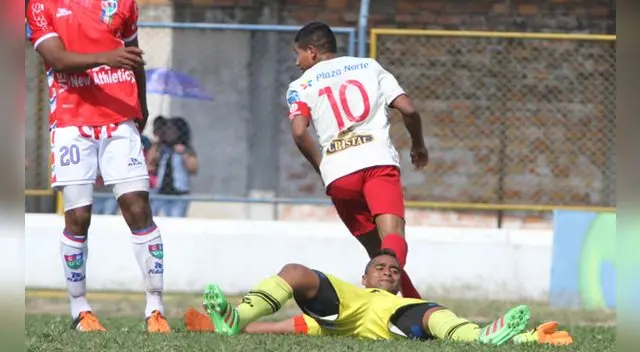 Édison Flores celebra su golazo ante la desazón de Alexander Araujo. Édison Flores celebra su golazo ante la desazón de Alexander Araujo.