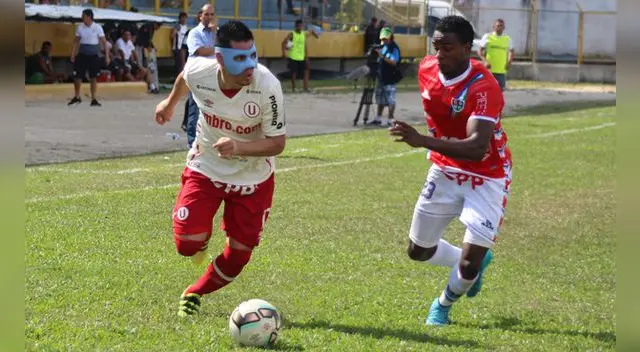 Hernán Rengifo conduce el balón ante Yosimar Quiñones. Hernán Rengifo conduce el balón ante Yosimar Quiñones.