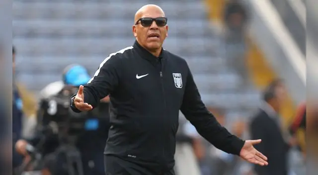 Roberto Mosquera hace un reclamo durante el Alianza Lima-La Bocana.