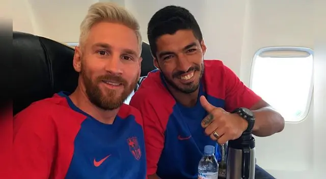 Lionel Messi se reencontró con el 'Pistolero' y se sentaron juntos en el avión rumbo a Inglaterra. Lionel Messi se reencontró con el 'Pistolero' y se sentaron juntos en el avión rumbo a Inglaterra.