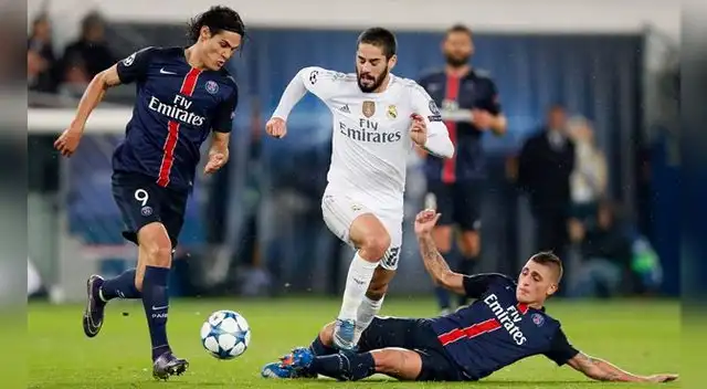 Isco Alarcón y Edinson Cavani disputan un balón por la Champions League 2015-16. Isco Alarcón y Edinson Cavani disputan un balón por la Champions League 2015-16.