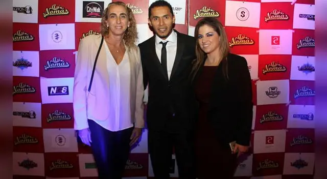 Futbolista celeste Carlos Lobatón coincidió con Natalia Málaga en el avant premier de una película. Futbolista celeste Carlos Lobatón coincidió con Natalia Málaga en el avant premier de una película.