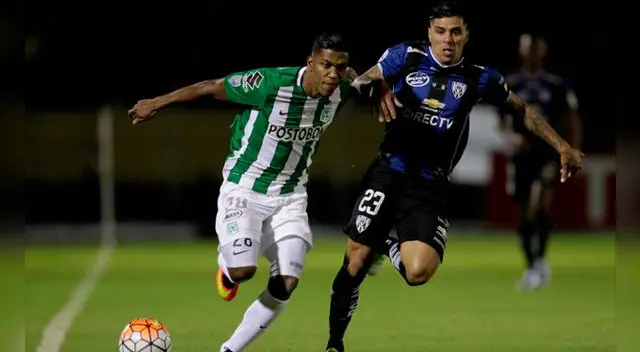 Orlando Berrío disputa el balón con Emiliano Tellechea. Orlando Berrío disputa el balón con Emiliano Tellechea.