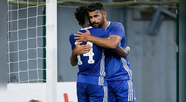 Diego Chelsea celebra un gol al Wolfberger con Bertrand Traoré. Diego Chelsea celebra un gol al Wolfberger con Bertrand Traoré.