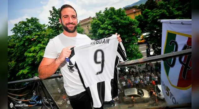 Gonzalo Higuaín posa junto a su nueva camiseta en la Juventus. Gonzalo Higuaín posa junto a su nueva camiseta en la Juventus.