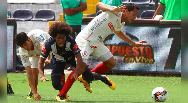 Julio Landauri disputa un balón con Ángel Romero y Braynner García en el clásico en Matute. Julio Landauri disputa un balón con Ángel Romero y Braynner García en el clásico en Matute.