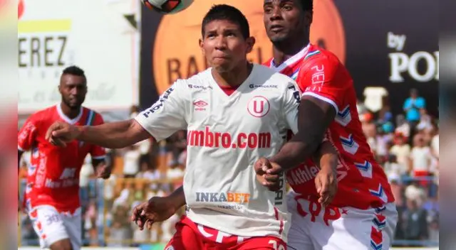Édison Flores disputa un balón ante Yosimar Quiñónes durante un Unión Comercio-Universitario.
