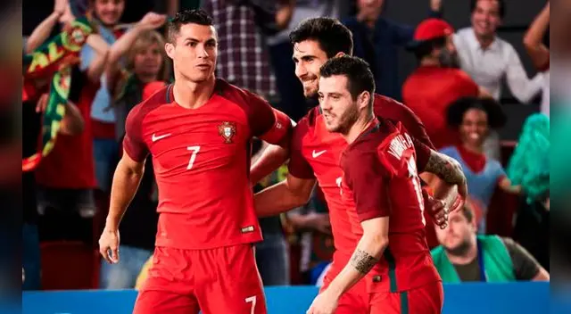 Cristiano Ronaldo durante un acto publicitario con André Gomes y Vierinha.