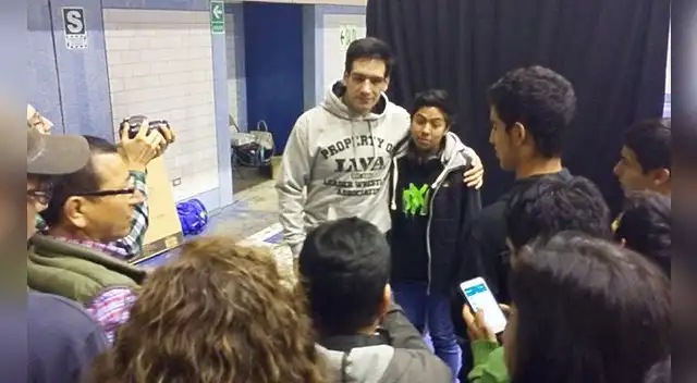 XL junto a sus fans luego del evento. Se tomó fotos y firmó autógrafos.