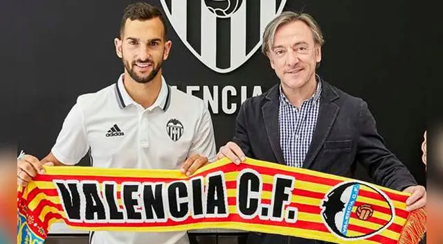 Martín Montoya posa feliz con la bufanda del Valencia tras firmar su contrato. Martín Montoya posa feliz con la bufanda del Valencia tras firmar su contrato.