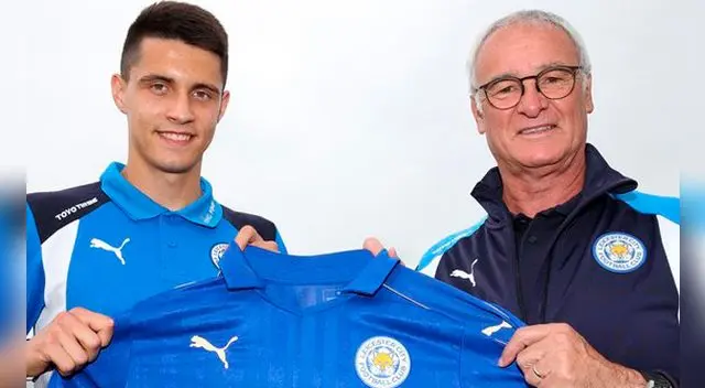 Ranieri posa feliz junto al joven polaco.  Ranieri posa feliz junto al joven polaco.